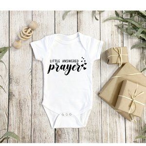 LITTLE ANSWERED PRAYER GRAPHIC TEE